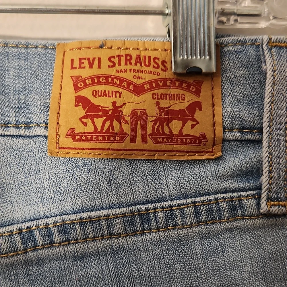Levis Jeans - Picture 3 of 4
